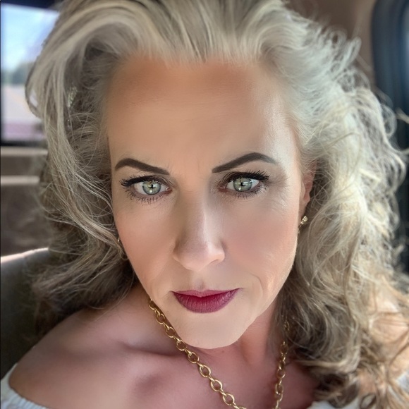 Meet your Posher, Lorie - Picture 4 of 5